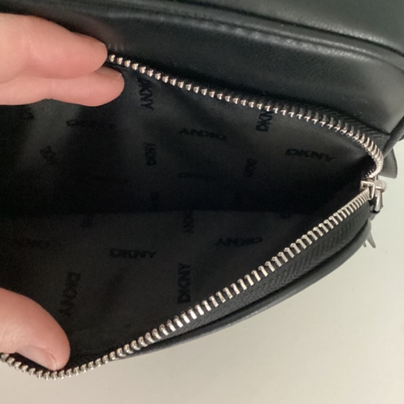 NWT DKNY CROSSBODY BLACK LEATHER MESSANGER BAG - Picture 15 of 16